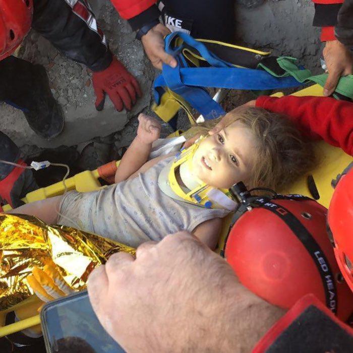 Ayda bebek mucizesi İzmirdeki depremden 91 saat sonra kurtarıldı