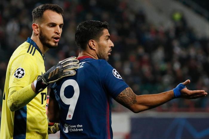 Luis Suarez hakeme yakalandı Lokomotiv Moskova - Atletico Madrid maçına damga vuran an
