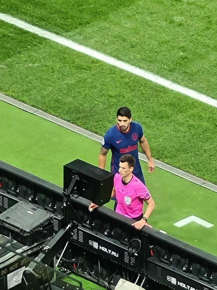 Luis Suarez hakeme yakalandı Lokomotiv Moskova - Atletico Madrid maçına damga vuran an