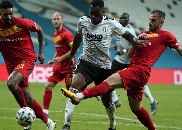 Eli belinde ısınan Adem Ljajic, Beşiktaş taraftarını çıldırttı İşte o görüntü...