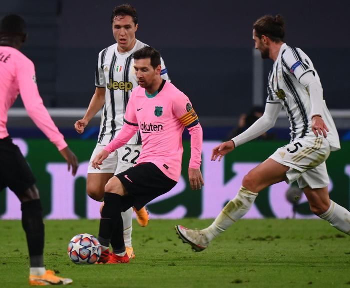 Lionel Messi, Merih Demiral duvarına tosladı Juventus-Barcelona maçından kareler