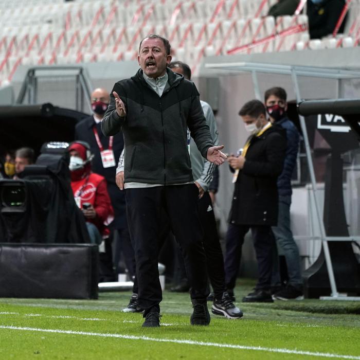 Eli belinde ısınan Adem Ljajic, Beşiktaş taraftarını çıldırttı İşte o görüntü...
