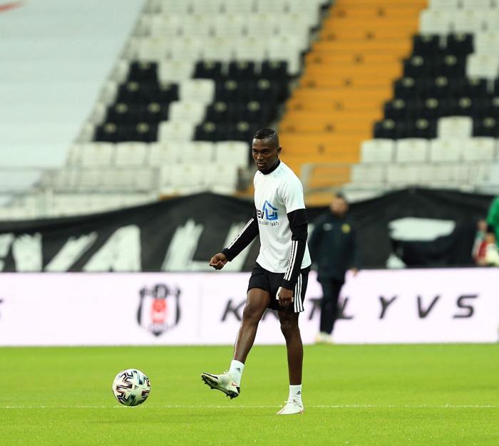 Eli belinde ısınan Adem Ljajic, Beşiktaş taraftarını çıldırttı İşte o görüntü...