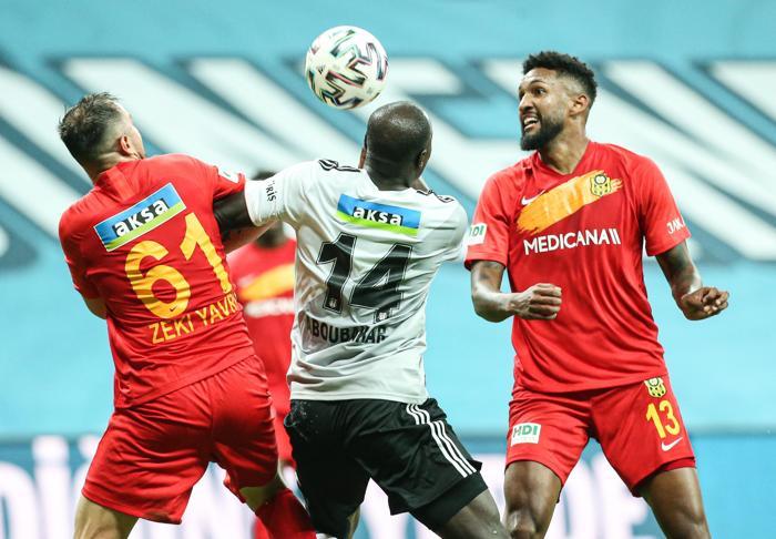 Eli belinde ısınan Adem Ljajic, Beşiktaş taraftarını çıldırttı İşte o görüntü...