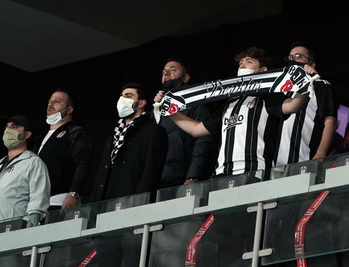 Eli belinde ısınan Adem Ljajic, Beşiktaş taraftarını çıldırttı İşte o görüntü...