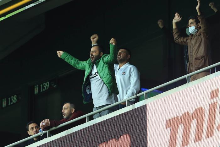 Eli belinde ısınan Adem Ljajic, Beşiktaş taraftarını çıldırttı İşte o görüntü...