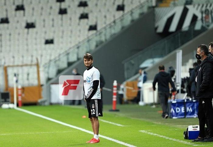 Eli belinde ısınan Adem Ljajic, Beşiktaş taraftarını çıldırttı İşte o görüntü...