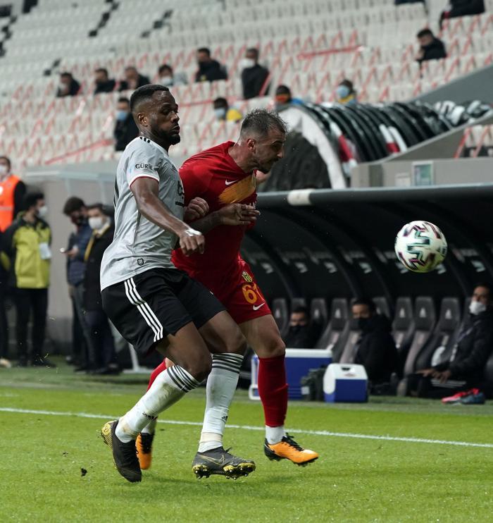 Eli belinde ısınan Adem Ljajic, Beşiktaş taraftarını çıldırttı İşte o görüntü...