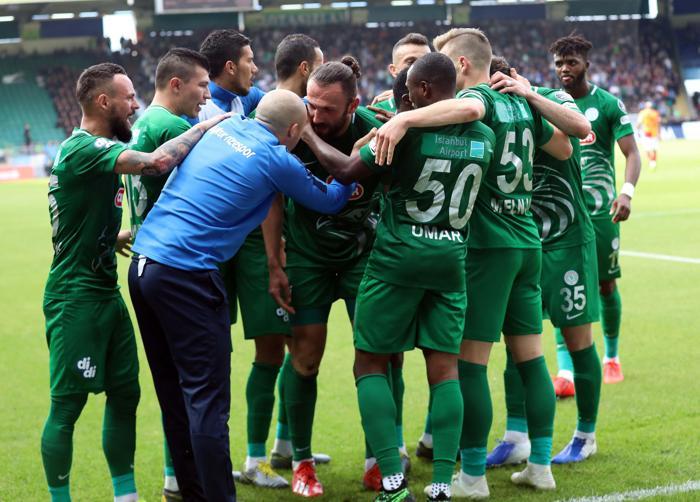 Çaykur Rizespor-Galatasaray maçında gerilim İki yıldız birbirine girdi