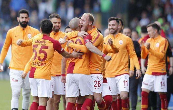 Çaykur Rizespor-Galatasaray maçında gerilim İki yıldız birbirine girdi