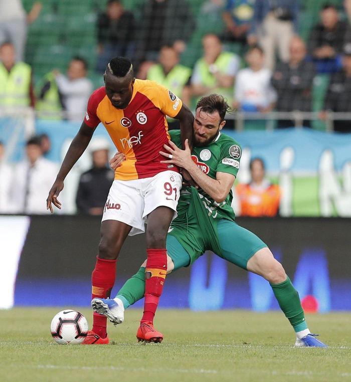 Çaykur Rizespor-Galatasaray maçında gerilim İki yıldız birbirine girdi