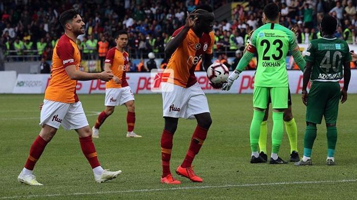 Çaykur Rizespor-Galatasaray maçında gerilim İki yıldız birbirine girdi