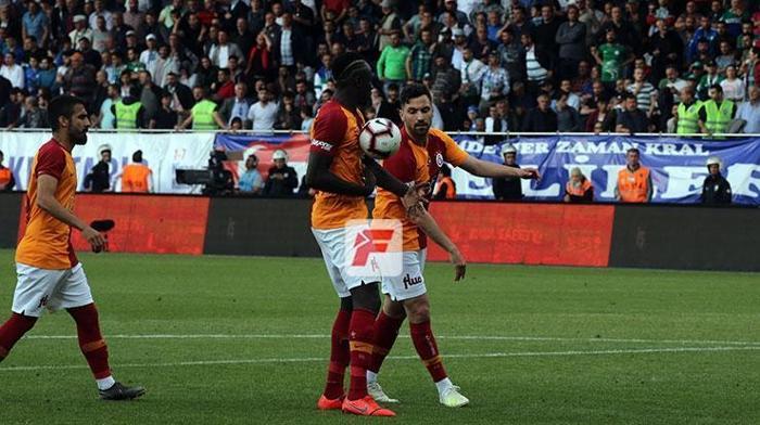 Çaykur Rizespor-Galatasaray maçında gerilim İki yıldız birbirine girdi