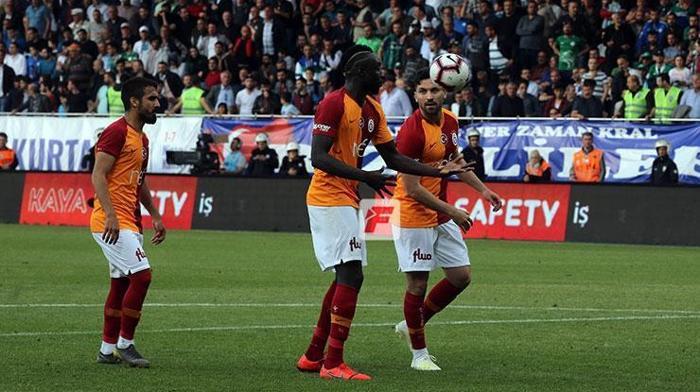 Çaykur Rizespor-Galatasaray maçında gerilim İki yıldız birbirine girdi
