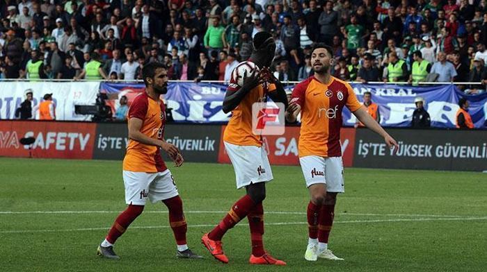 Çaykur Rizespor-Galatasaray maçında gerilim İki yıldız birbirine girdi