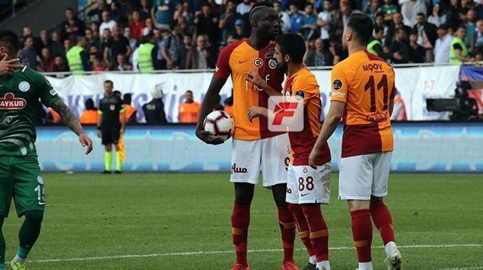 Çaykur Rizespor-Galatasaray maçında gerilim İki yıldız birbirine girdi