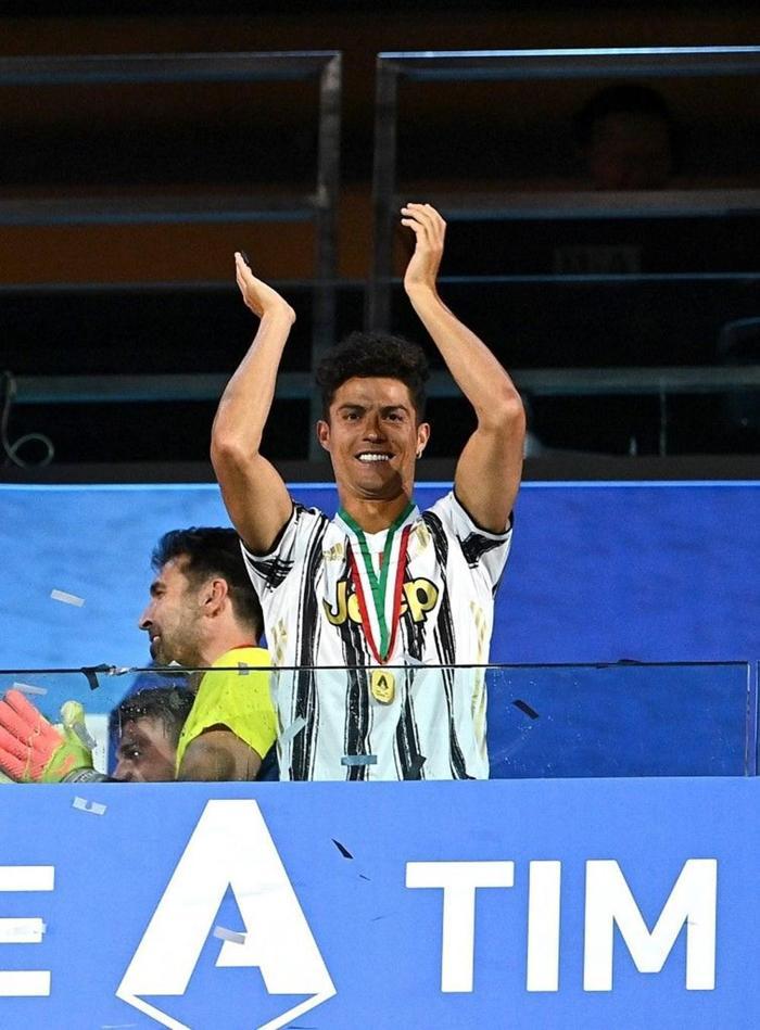 Cristiano Ronaldodan 1 milyon sterlinlik (9,7 milyon TL) reklam anlaşması
