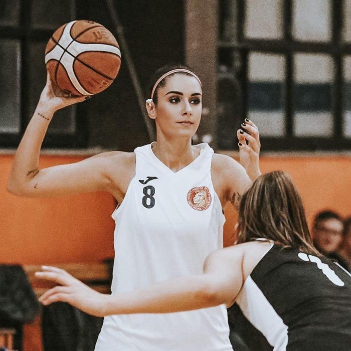 Güzel basketbolcu Valentina Vignali, müstehcen fotoğraflarını çeken kaptanı ifşa etti