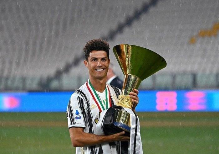 Cristiano Ronaldodan 1 milyon sterlinlik (9,7 milyon TL) reklam anlaşması