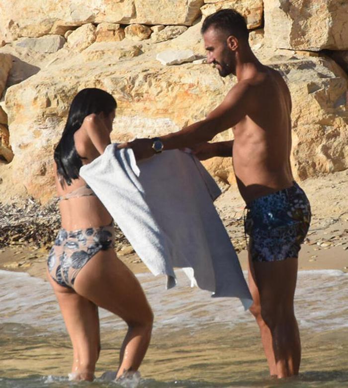 Selçuk Şahin havluyla eşine koştu