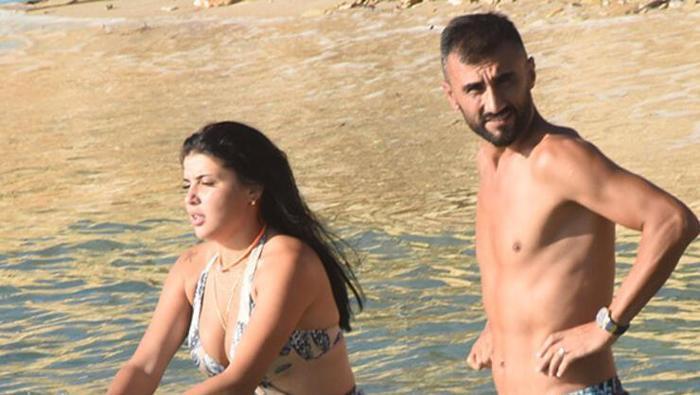 Selçuk Şahin havluyla eşine koştu