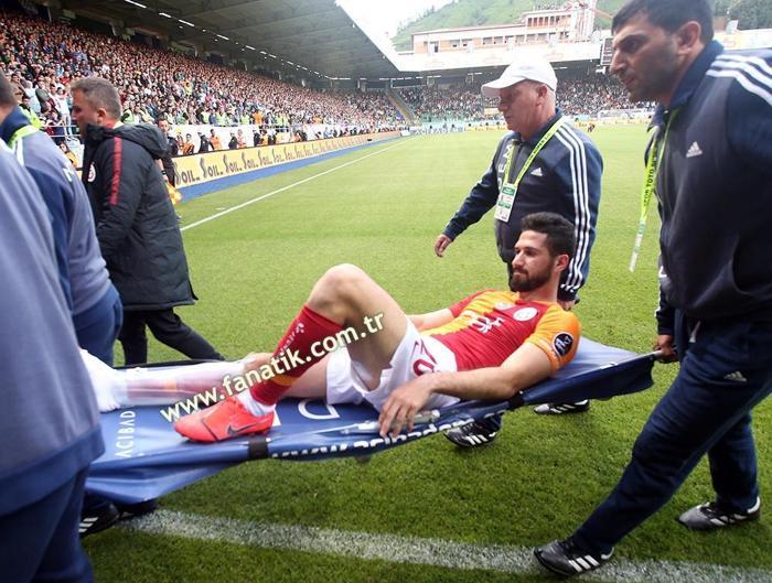 Galatasarayda Emre Akbabanın ayağı kırıldı
