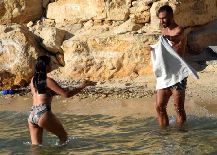 Selçuk Şahin havluyla eşine koştu