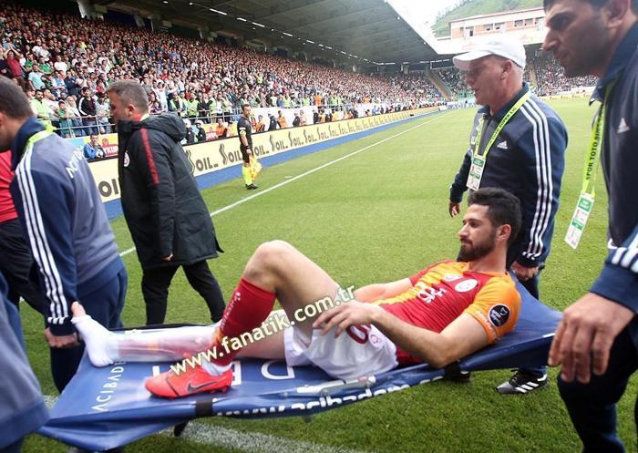 Galatasarayda Emre Akbabanın ayağı kırıldı