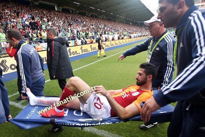 Galatasarayda Emre Akbabanın ayağı kırıldı