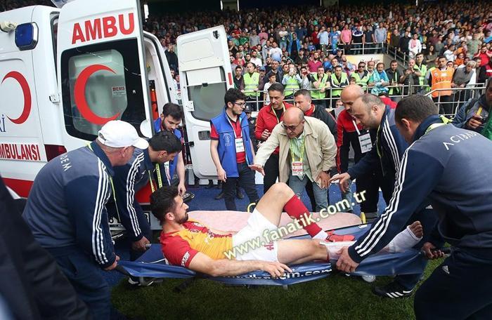 Galatasarayda Emre Akbabanın ayağı kırıldı