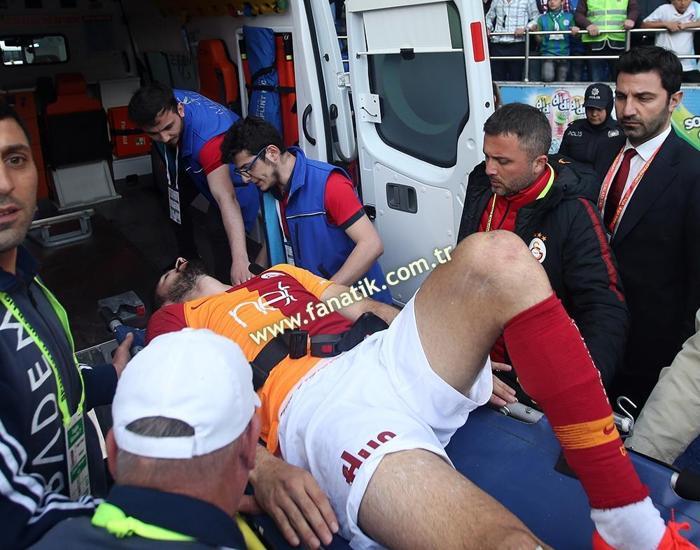 Galatasarayda Emre Akbabanın ayağı kırıldı