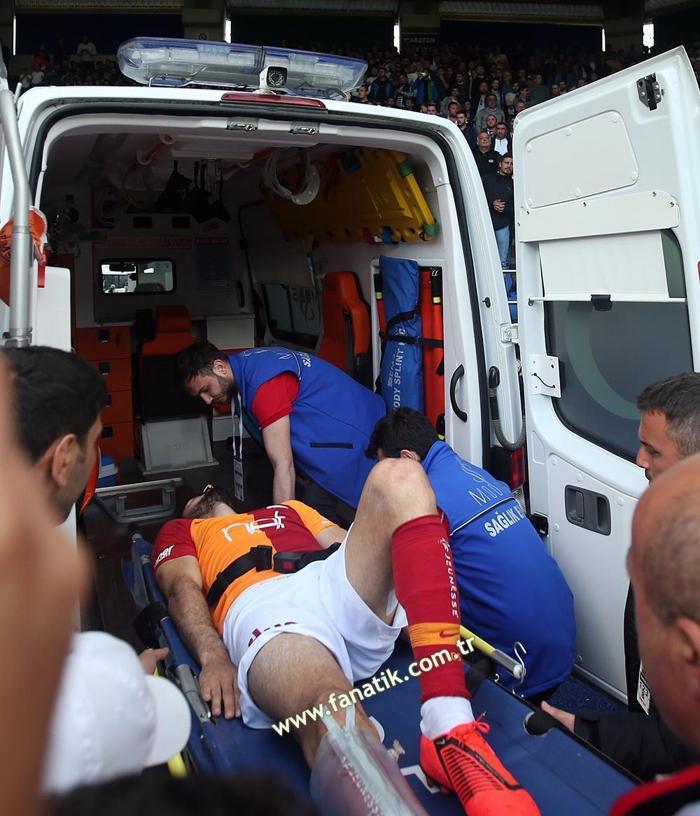 Galatasarayda Emre Akbabanın ayağı kırıldı
