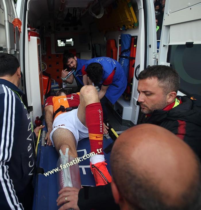 Galatasarayda Emre Akbabanın ayağı kırıldı