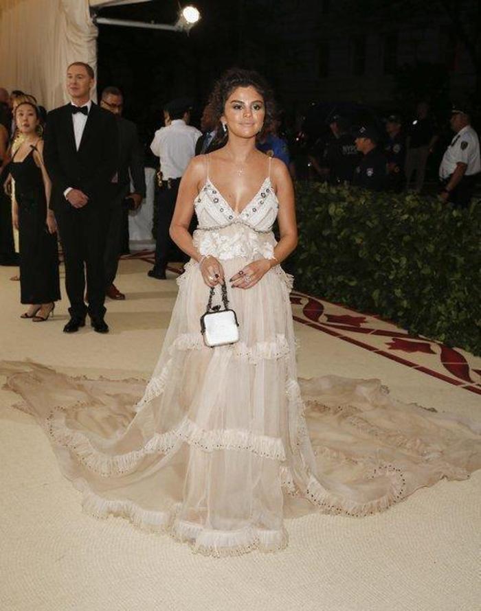 Selena Gomez hastaneye kaldırıldı