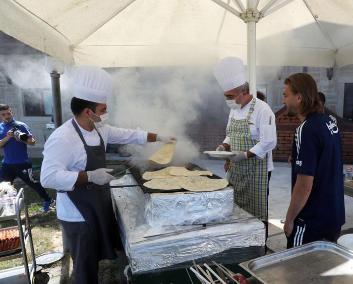 Fenerbahçede barbekü partisi