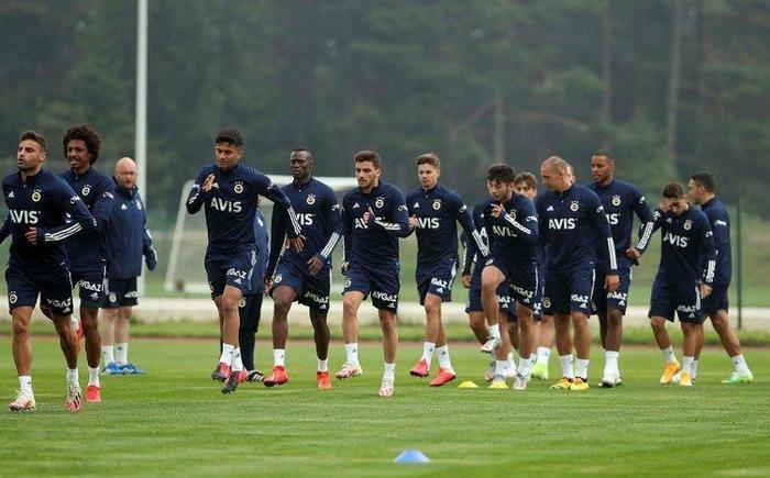 Transferde son dakika: Fenerbahçeye bir sağ bek daha
