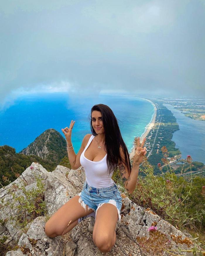 Güzel basketbolcu Valentina Vignali, müstehcen fotoğraflarını çeken kaptanı ifşa etti