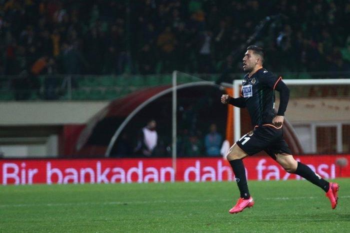 Transferde son dakika: Fenerbahçeye bir sağ bek daha