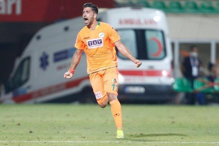 Transferde son dakika: Fenerbahçeye bir sağ bek daha