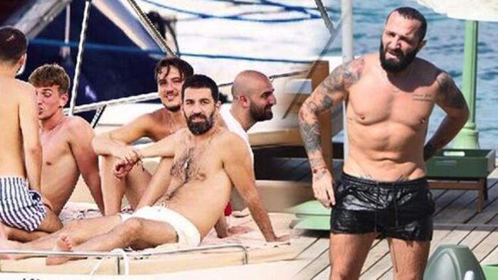 Arda Turan ve Şarkıcı Berkay aynı otelde...