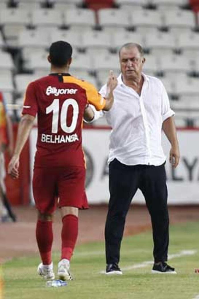 Galatasaray büyük bir tehlikeden kurtuldu Belhanda ve Feghouli...