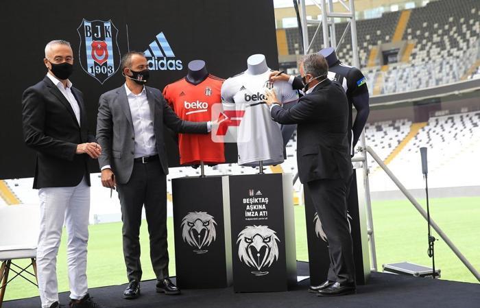 Beşiktaş, yeni sezonda giyeceği formaları tanıttı