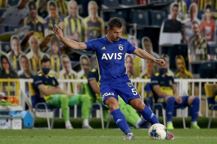 Fenerbahçede Emre Belözoğlu belirsizliği İdmanlarda yer almadı...