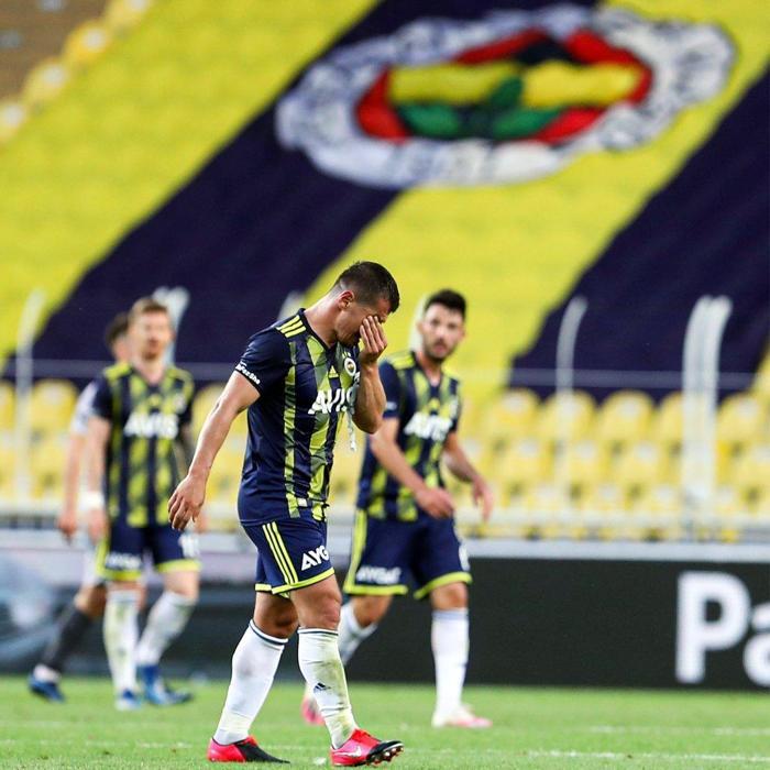 Fenerbahçede Emre Belözoğlu belirsizliği İdmanlarda yer almadı...