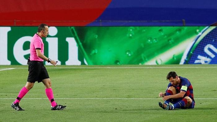 Cüneyt Çakır Barcelona - Napoli maçına damgasını vurdu İşte o kararlar