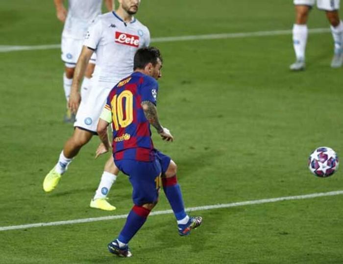 Cüneyt Çakır Barcelona - Napoli maçına damgasını vurdu İşte o kararlar