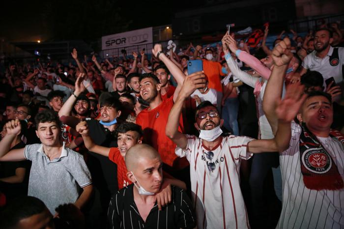 Karagümrük yanıyor Fatih Karagümrük taraftarı şampiyonluğu doyasıya kutladı