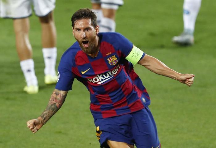 Cüneyt Çakır Barcelona - Napoli maçına damgasını vurdu İşte o kararlar