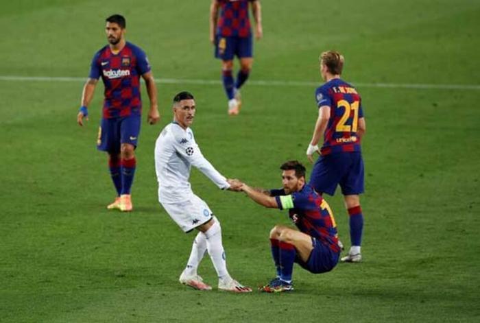 Cüneyt Çakır Barcelona - Napoli maçına damgasını vurdu İşte o kararlar