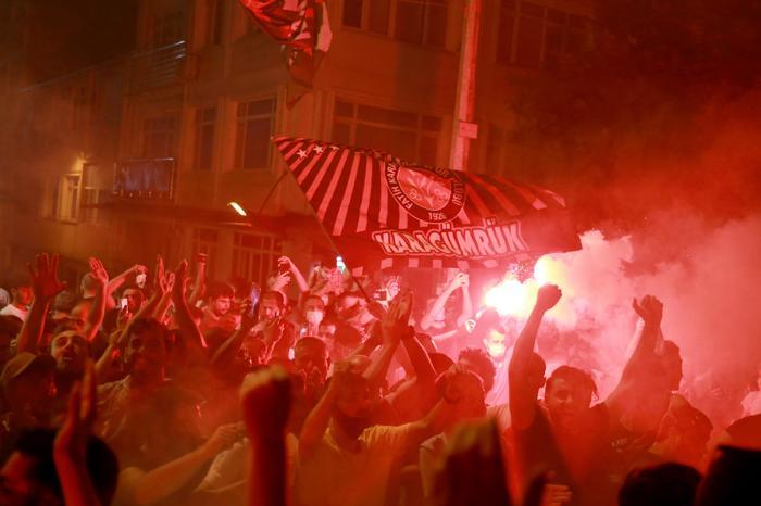 Karagümrük yanıyor Fatih Karagümrük taraftarı şampiyonluğu doyasıya kutladı